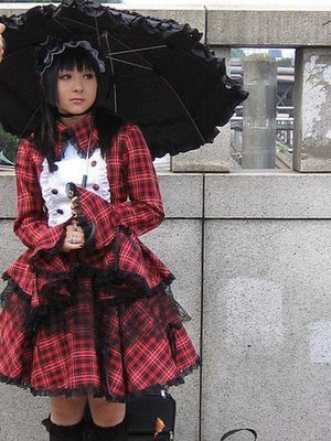 Lolita !  [Photos] Gothic-lolita-fashion1